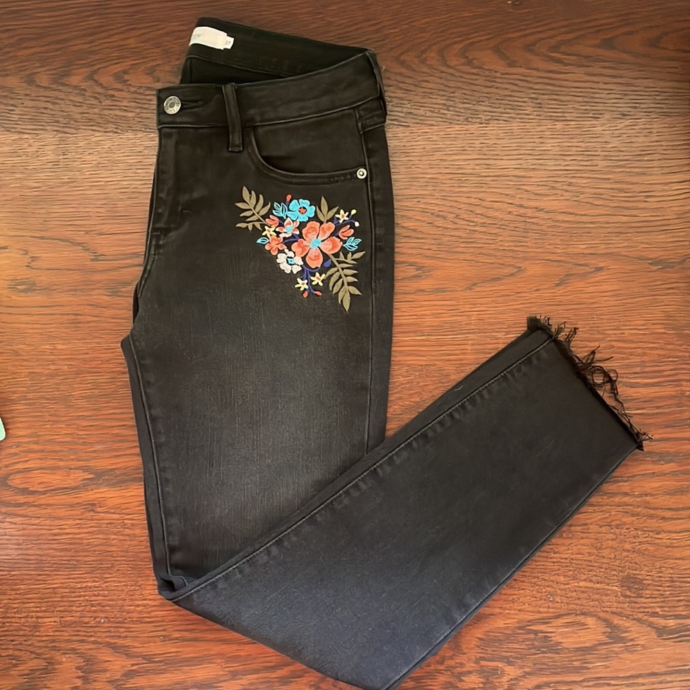 HIDDEN size 27 black jeans with floral embroidery